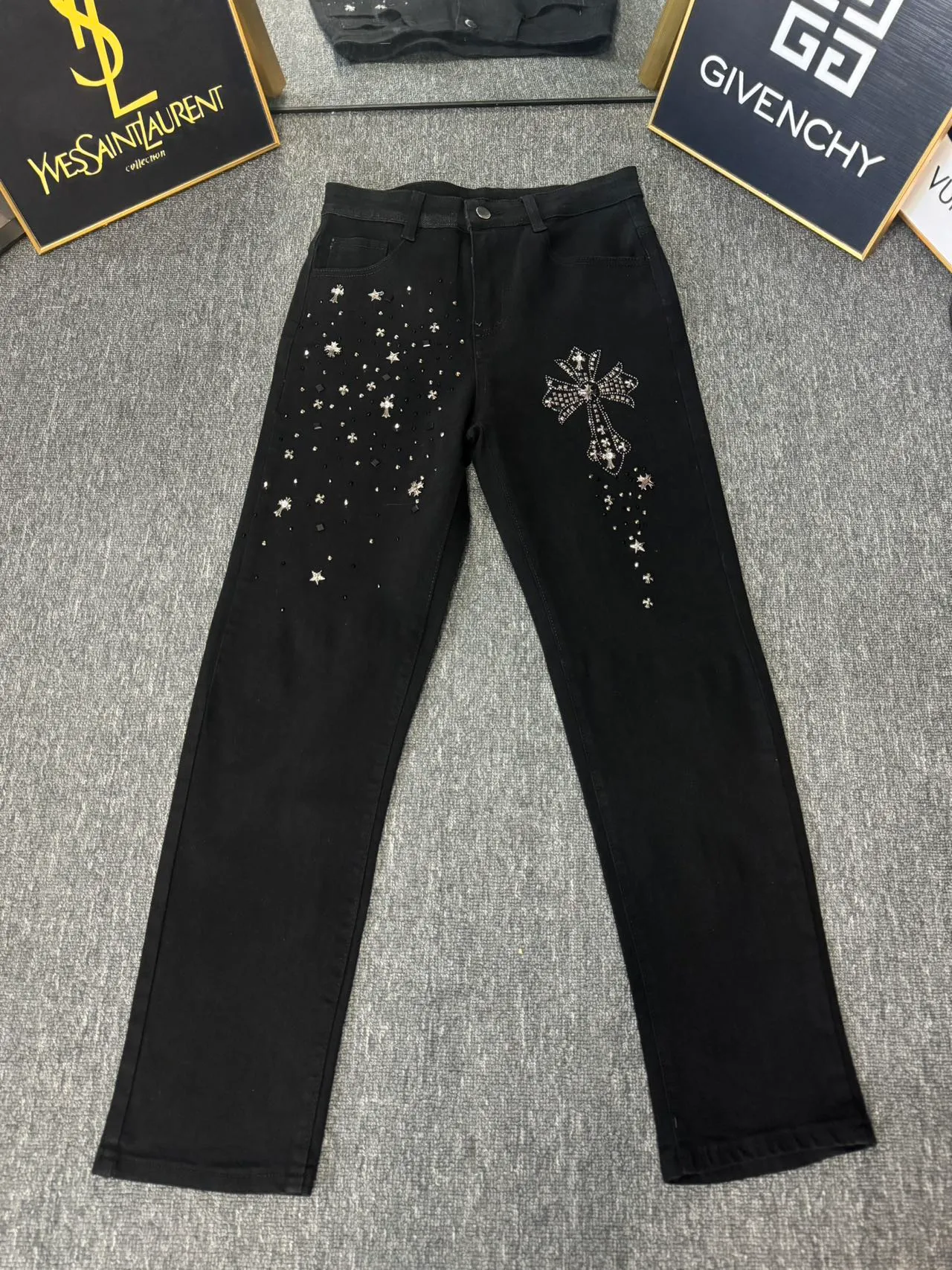 P180 ☞CHROME HEARTS✘Cro Heart Overseas Edition 24ss🔥New Heavy Industry Washed Embroidered American Retro Workwear Washed Jeans Loose Pants with Perfect Details Washed Denim Fabric is Wear-Resistant and Dirty Three-Dimensional Cutting Loose Fit Imported Machine Printing Will Not Crack and Fall Off After Repeated Washing Same Couple Style Color: Denim Blue Size: M-2XL Pants Length Waist Hips M 96 76 106 L 97 80 110 XL 98 84 114 2XL 100 88 118